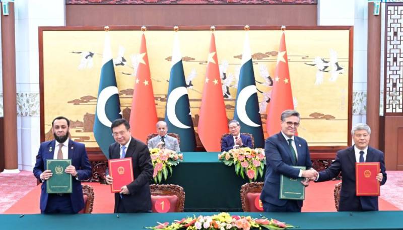 بیجنگ میں پاک چین وزرائے اعظم کی موجودگی میں 15 شعبوں میں تعاون کے معاہدے، معاشی، زراعتی اور میڈیا روابط کو فروغ دینے پر اتفاق