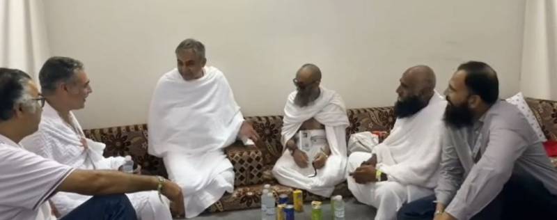 منیٰ: وزیرِ داخلہ محسن نقوی کا پاکستانی حجاج کے کیمپوں کا دورہ، انتظامات کا جائزہ اور بزرگ حجاج سے ملاقات