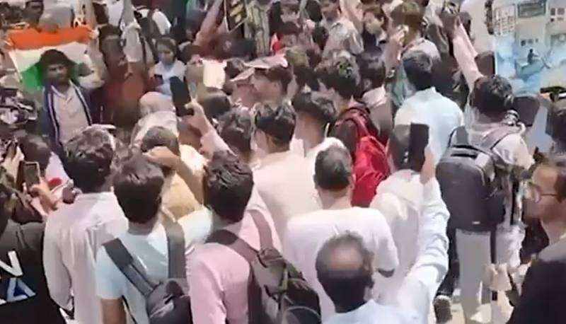 بھارت میں امتحانی پرچوں کے لیک ہونے پر حکومت کو شدید دباؤ کا سامنا