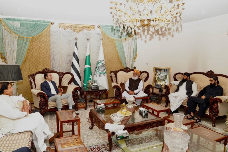 پیپلز پارٹی اور جے یو آئی قیادت کا رابطہ، بلاول بھٹو کی مولانا فضل الرحمان سے ملاقات