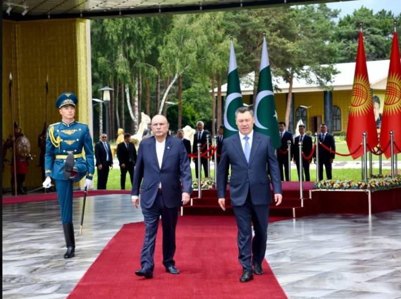 صدر زرداری کا کرغزستان میں شاندار استقبال، دونوں ممالک کے تعلقات مزید مضبوط بنانے پر اتفاق