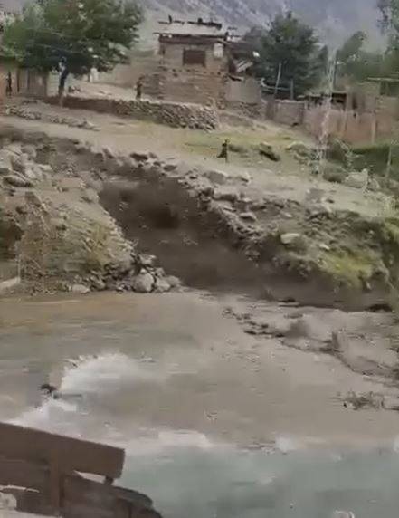 داریل میں موسلا دھار بارش کے بعد سیلابی ریلے، فصلوں اور رابطہ نظام کو نقصان کا خدشہ