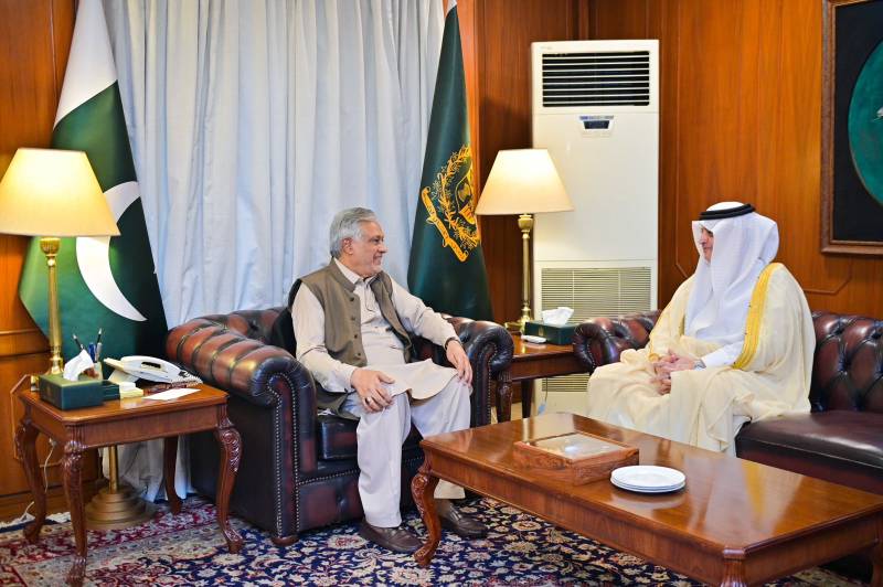 اسحاق ڈار کی اہم ملاقاتیں، سعودی عرب اور برطانیہ سے تعلقات پر تبادلہ خیال