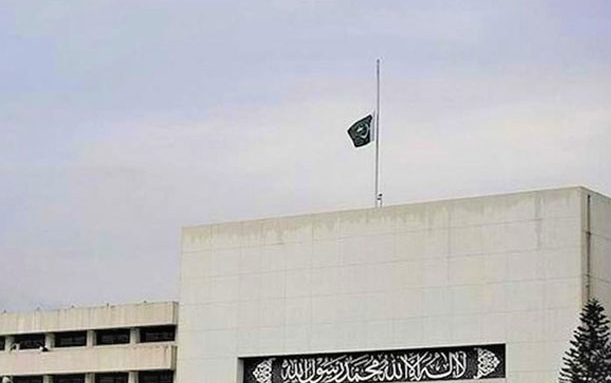 سابق امیرِ قطر کے انتقال پر آج ملک بھر میں قومی پرچم سرنگوں رکھا جائے گا