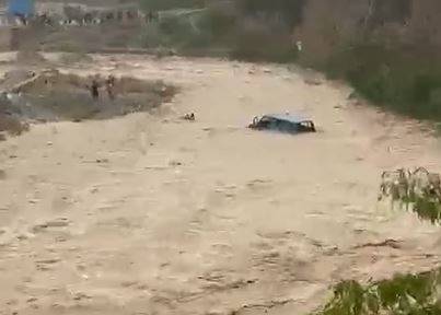 شدید بارشوں نے لنڈی کوتل کو لپیٹ میں لے لیا، سیلابی ریلے میں دو گاڑیاں بہہ گئیں