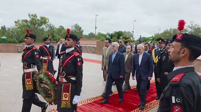 ایرانی وزیر داخلہ کا پاکستان مونومنٹ کا دورہ، شہدا کو خراج عقیدت پیش کیا