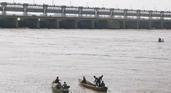 مون سون کی شدید بارشیں، ملک بھر میں سیلابی صورتحال سنگین، دریائے چناب میں اونچے درجے کا سیلاب