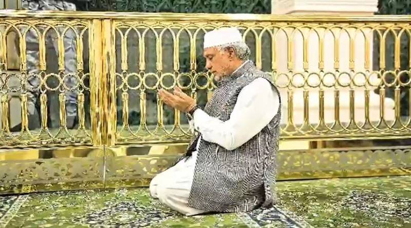 مدینہ منورہ میں نائب وزیراعظم اسحاق ڈار کی حاضری، مسجد نبوی ﷺ میں عبادت اور پاکستان کی خوشحالی کے لیے خصوصی دعائیں