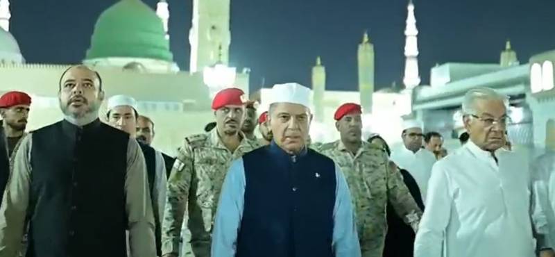 وزیراعظم شہباز شریف کی مسجد نبوی ﷺ میں حاضری، ملک و قوم کے لیے دعائیں