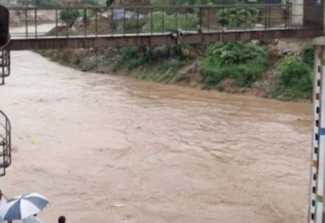 شدید بارش سے نالہ لئی بپھر گیا، شہریوں کو انخلا کی ہدایت