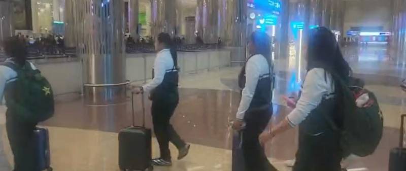 پاکستان ویمن ٹیم دبئی پہنچ گئی، فاطمہ ثنا کل ٹرافی رونمائی تقریب میں شریک ہوں گی