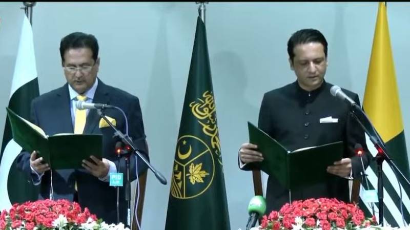 افتخار گیلانی نے وزیراعظم آزاد کشمیر کا حلف اٹھا لیا، قیادت کا شکریہ ادا کیا