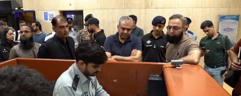 کراچی ایئرپورٹ: محسن نقوی کا امیگریشن کاؤنٹرز کا اچانک معائنہ
