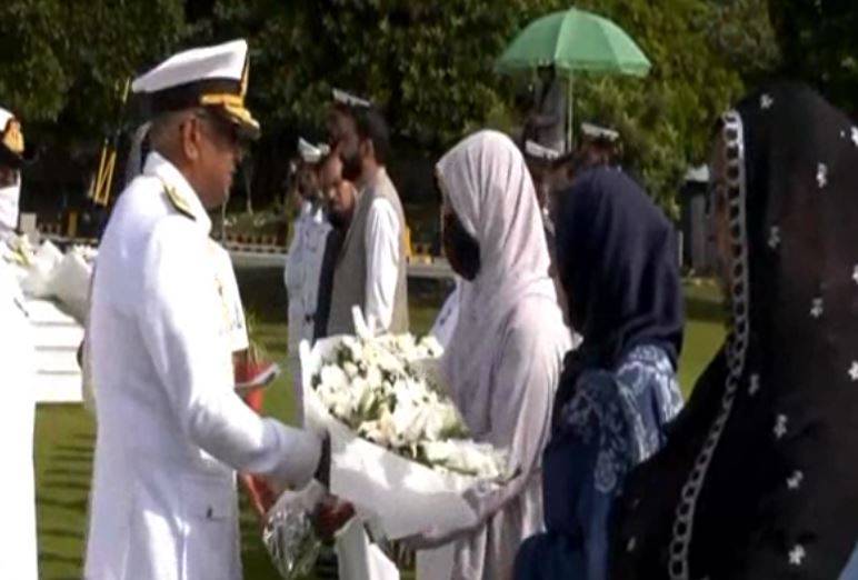 یومِ بحریہ: نیول ہیڈکوارٹرز میں یادگارِ شہدا پر پروقار تقریب، نیول چیف کی پھولوں کی چادر چڑھائی