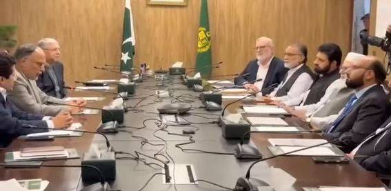 پٹرولیم لیوی پر حکومت اور جماعت اسلامی کے مذاکرات مؤخر، احسن اقبال نے مزید وقت مانگ لیا