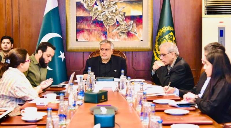 پٹرول ریلیف سکیم، اسحاق ڈار نے فعال پٹرول پمپس کو سسٹم میں شامل کرنے کی ہدایت کردی