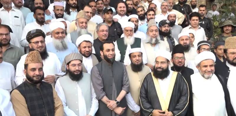 عطاء تارڑ کی دارالعلوم حقانیہ میں علمائے کرام سے ملاقات، قومی یکجہتی پر زور
