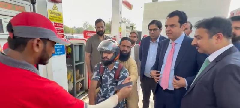 طلال چودھری کا پٹرول پمپس کا دورہ، وزیراعظم ریلیف سکیم پر عملدرآمد کا جائزہ