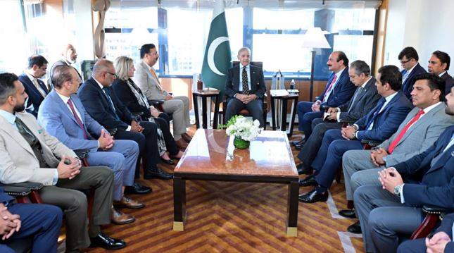 ملک میں سرمایہ کاری کیلئے سازگار ماحول کی فراہمی حکومت کی ترجیح: وزیراعظم