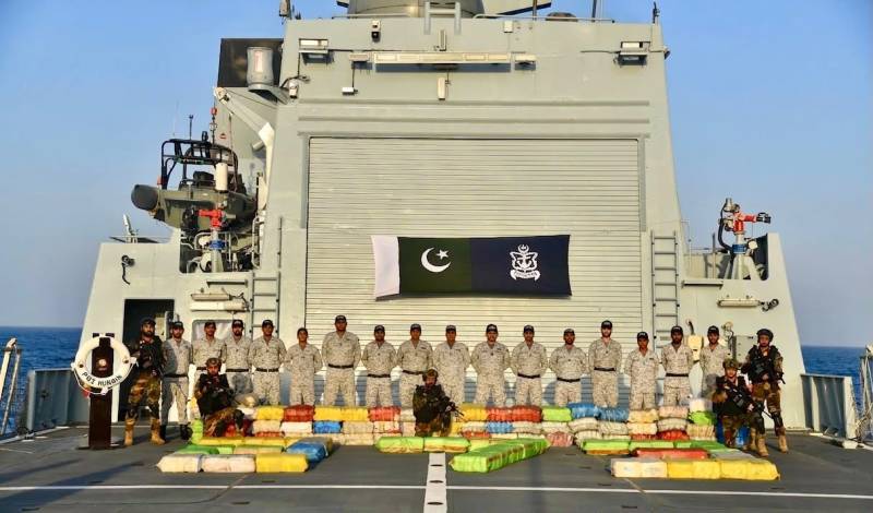 پاک بحریہ کی بحیرہ عرب میں بڑی کارروائی، 2 ہزار 800 کلو سے زائد منشیات پکڑی گئی